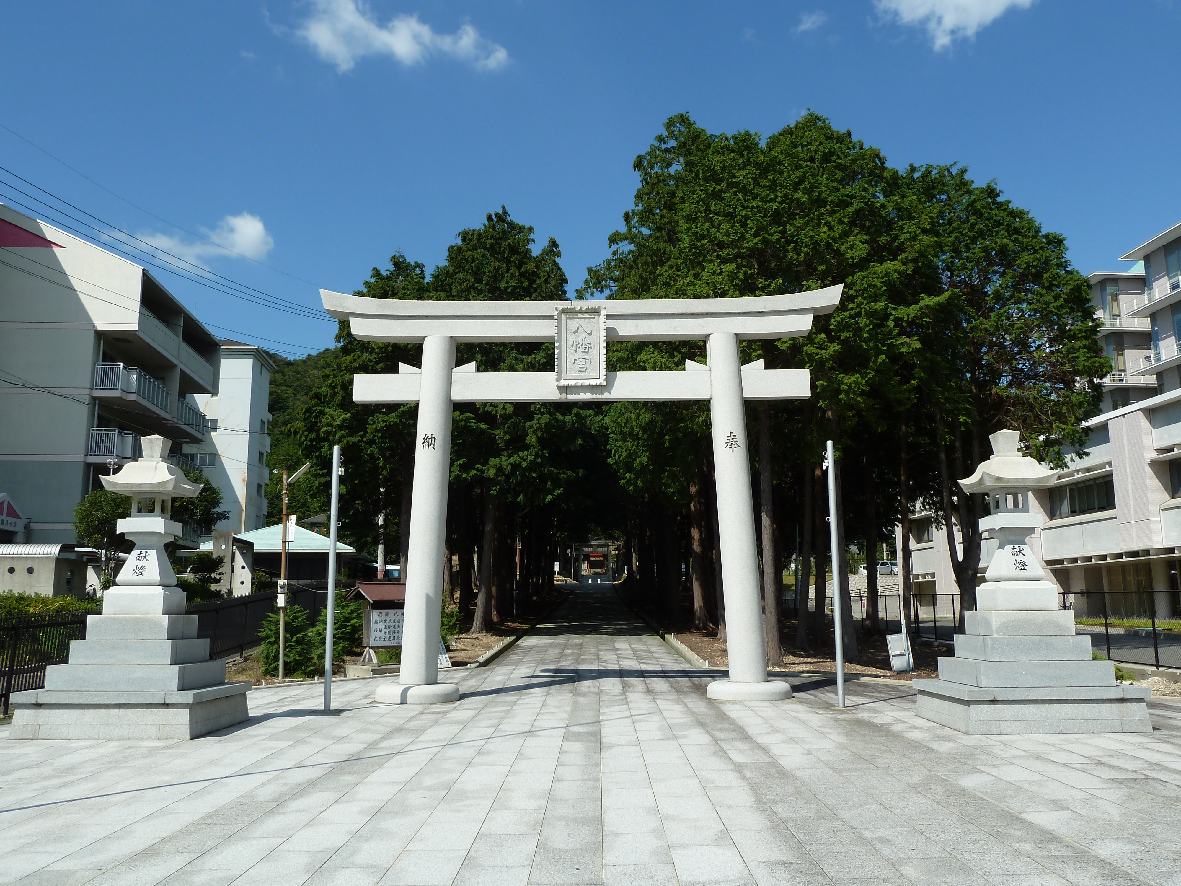 西脇八幡神社の鳥居と参道